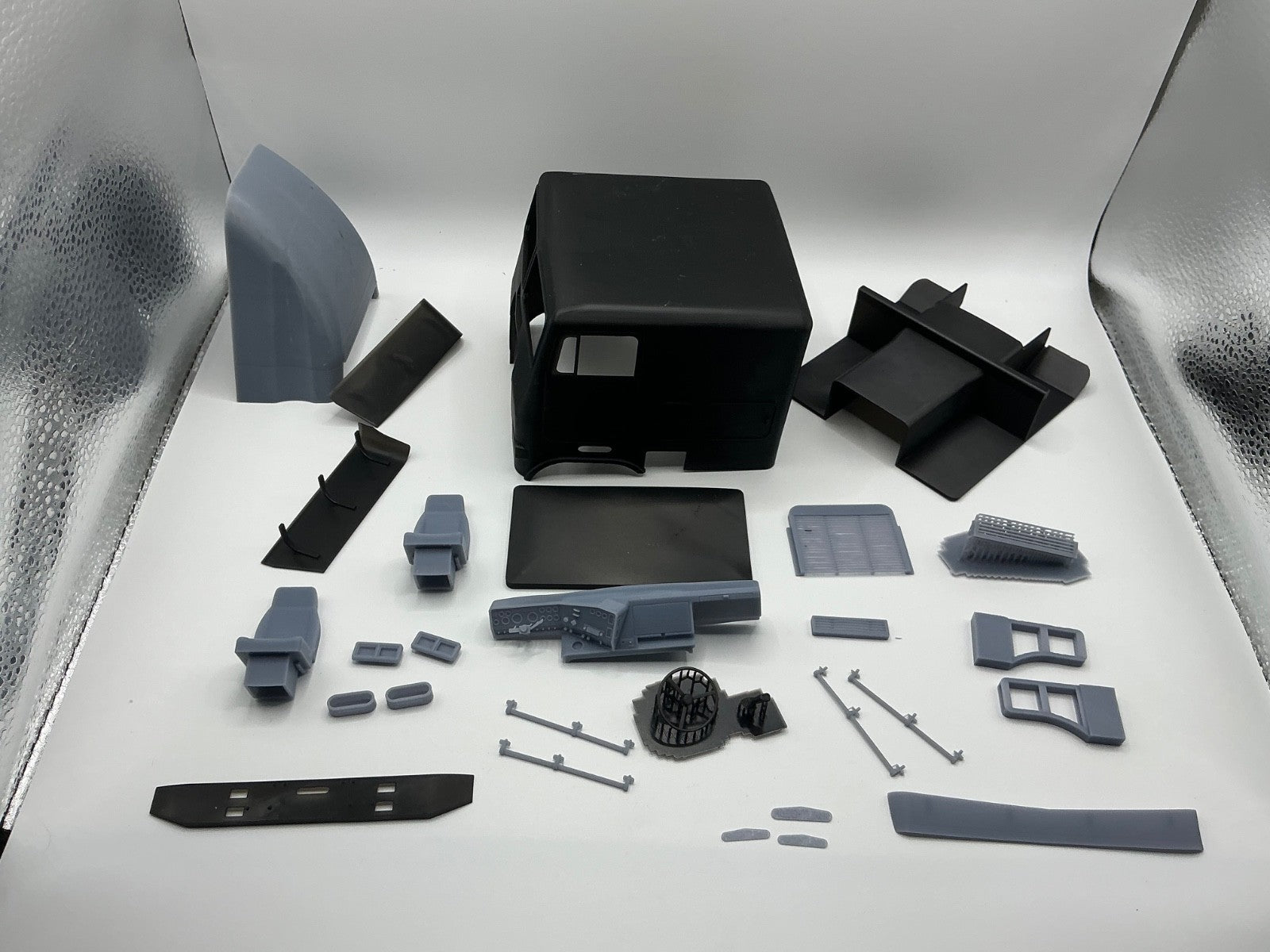1/24th resin 3d 84-88 Freightliner 104”cab by KJ
