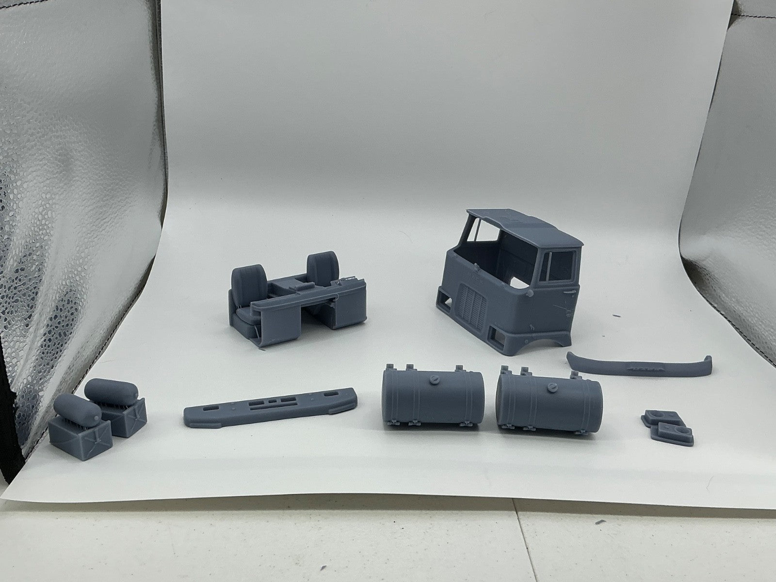 1/25 resin printed F700 cabover day cab by Alfa Centauri