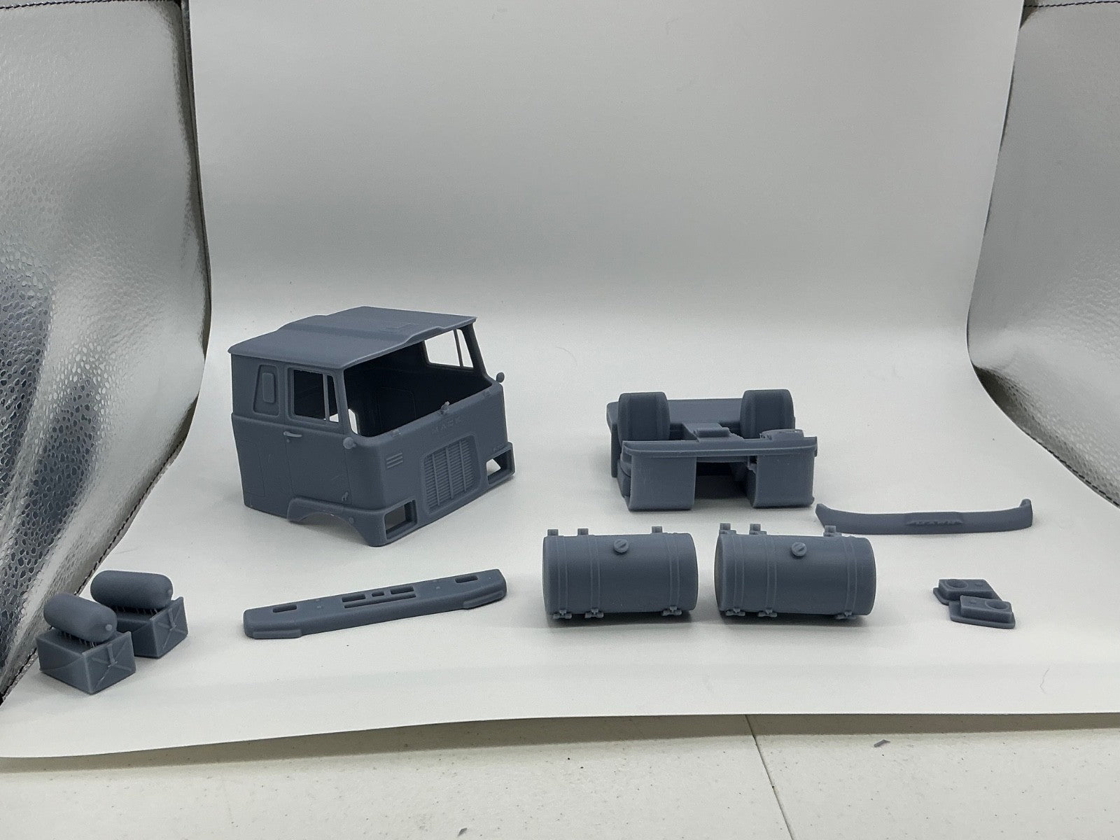 1/35 resin printed F700 cabover sleeper by Alfa Centauri