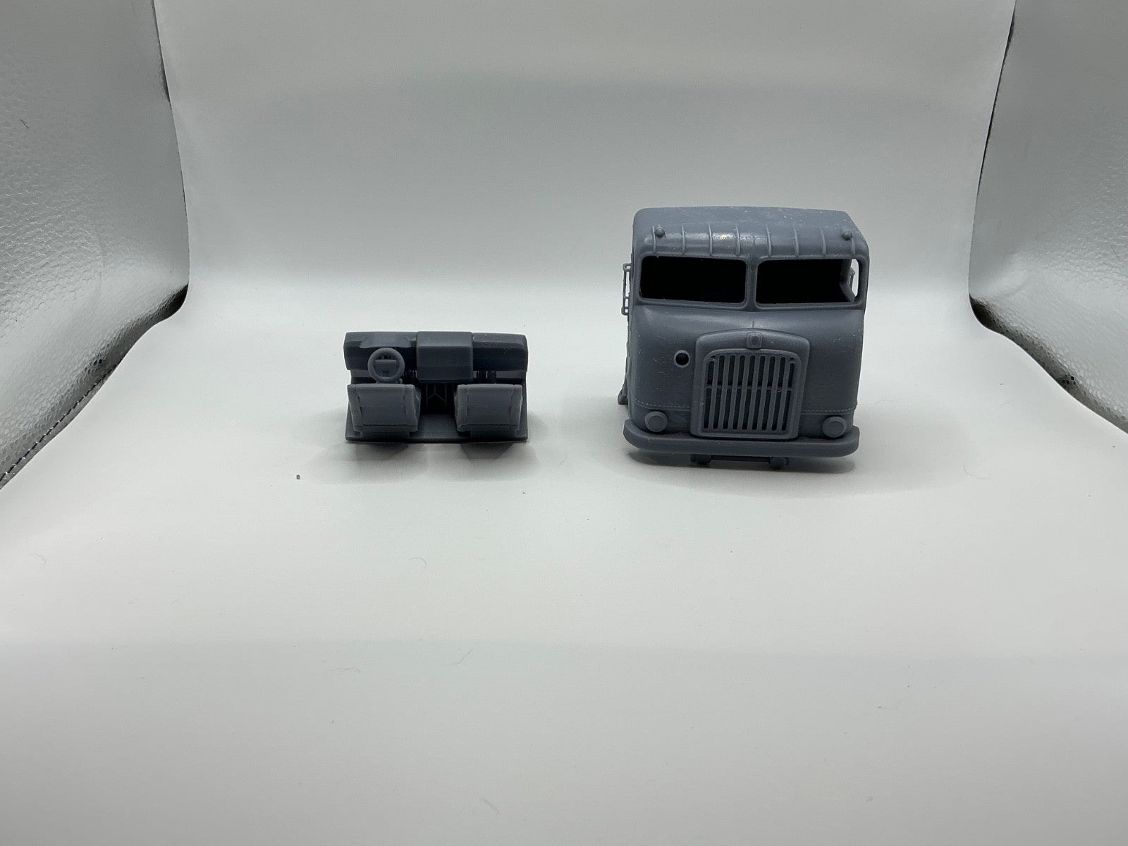 1/25th scale 3d printed 1950's Freightliner cabover by Gauderio